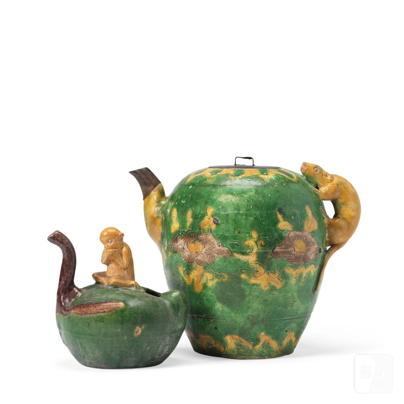 明 三彩桃形水丞及松鼠飾茶壺 | A SANCAI GLAZED POTTERY WATERPOT AND A SANCAI-GLAZED TEAPOT